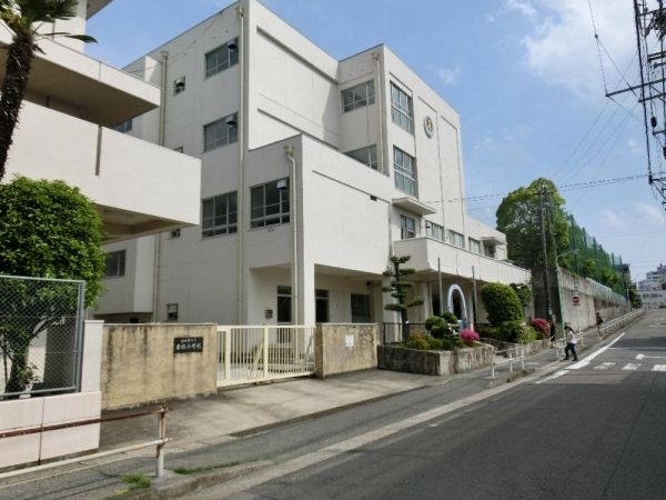 近くの本郷小学校まで550m(徒歩7分)