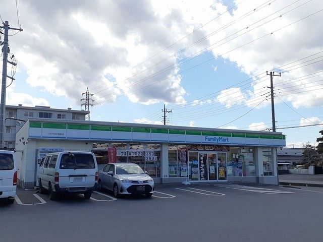 近くのファミリーマート田彦店まで514m（徒歩7分）