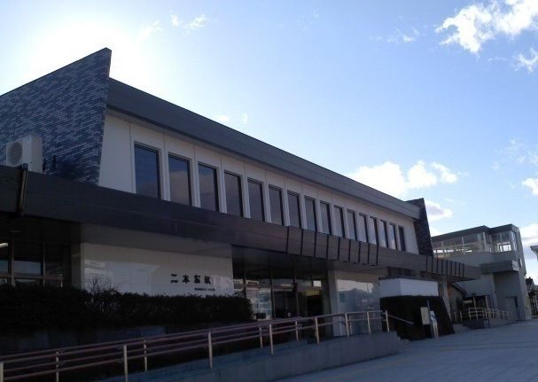 近くの二本松駅まで1,600m（徒歩20分）