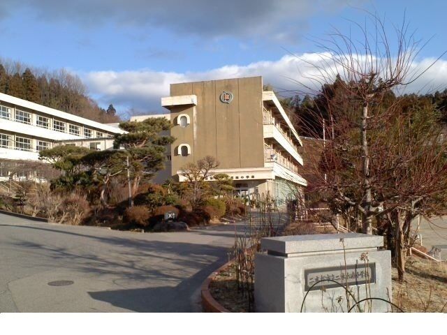 近くの二本松南小学校まで850m(徒歩11分)
