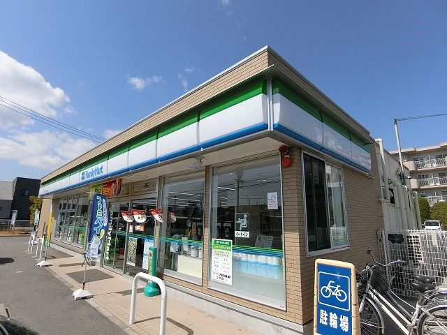 近くのファミリーマートソフトピア南店まで650m（徒歩9分）