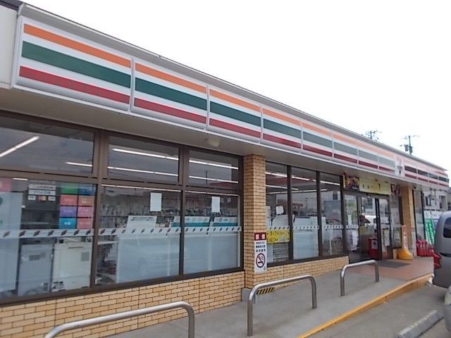 近くのコンビニまで600m（徒歩8分）