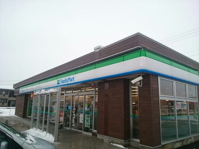 近くのファミリーマート燕三条店まで350m（徒歩5分）
