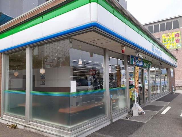 近くのコンビニまで240m（徒歩3分）