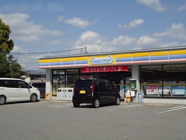 近くのミニストップ桝塚店まで350m（徒歩5分）