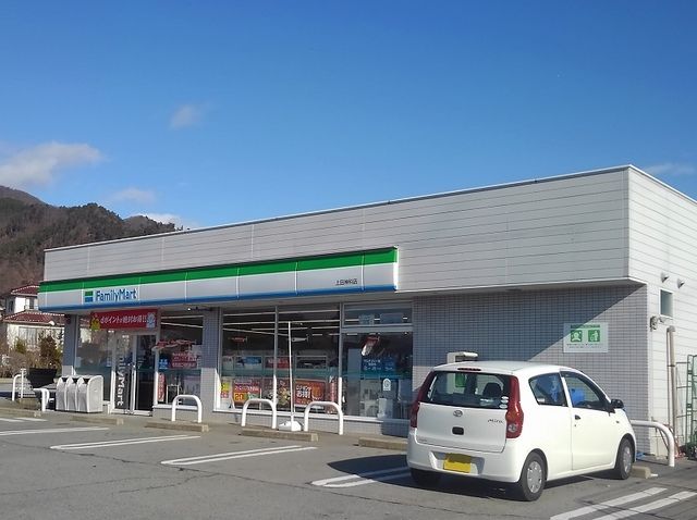 近くのファミリーマート上田神科店まで750m（徒歩10分）