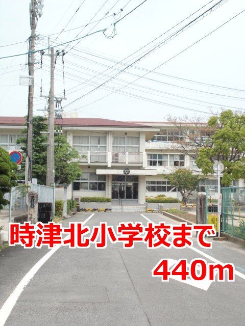 近くの時津北小学校まで440m（徒歩6分）