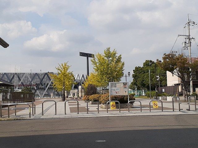 近くの花園中央公園様まで826m（徒歩11分）