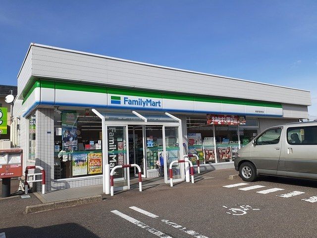 近くのファミリーマート新潟河渡本町店まで750m（徒歩10分）