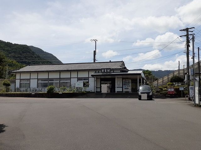 近くの日豊本線重富駅まで190m（徒歩3分）