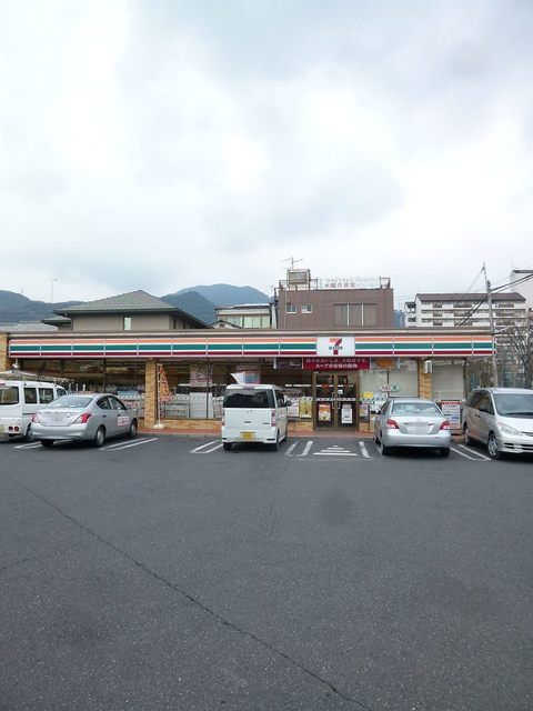 近くのセブンイレブンまで270m（徒歩4分）
