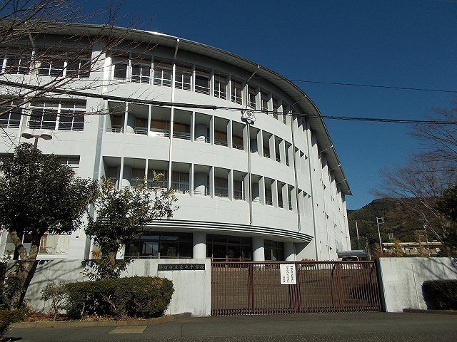 近くの静岡市立竜爪中学校まで700m(徒歩9分)