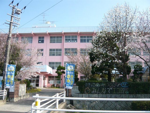 近くの多喜浜小学校様まで2,100m(徒歩27分)