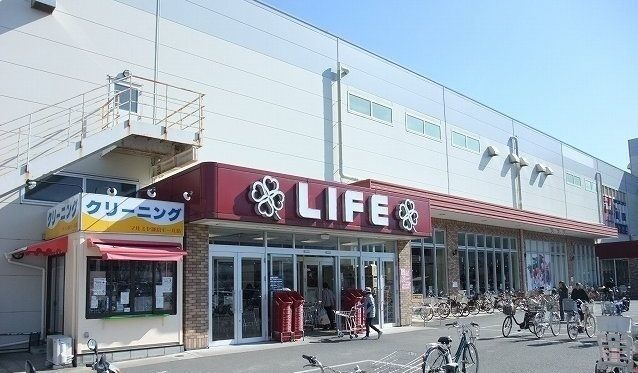 近くのスーパーまで411m（徒歩6分）