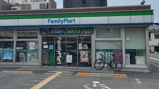 近くのファミリーマートまで700m（徒歩9分）