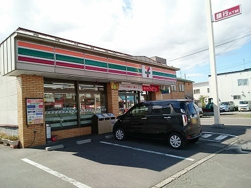 近くのセブンイレブン春光１条店まで500m（徒歩7分）