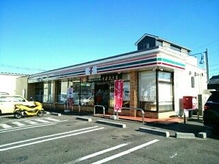近くのコンビニまで700m（徒歩9分）