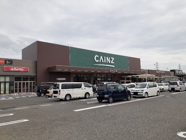 近くのカインズみえ川越インター店まで400m（徒歩5分）