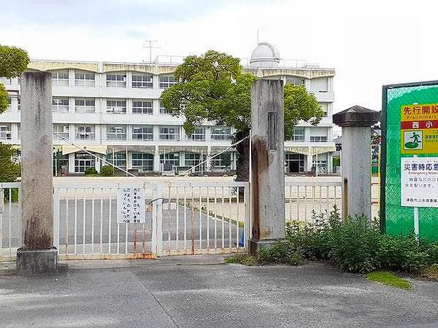 近くの津島市立　西小学校まで810m（徒歩11分）