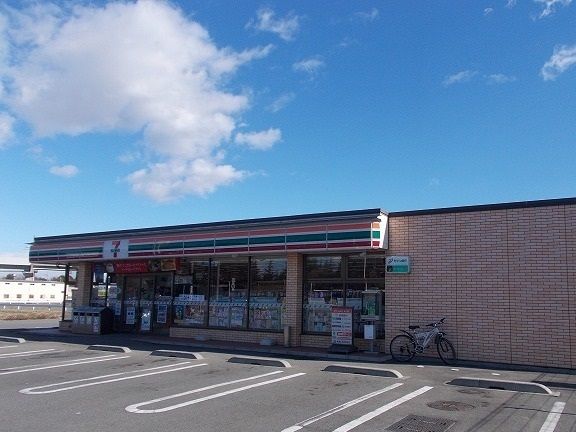 近くのセブンイレブン中央高校前店まで900m（徒歩12分）
