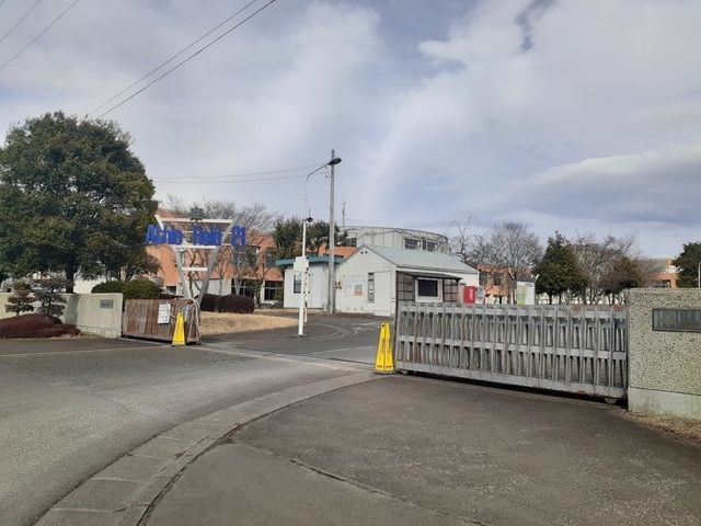 近くの東北高等学校　泉キャンパスまで2,400m（徒歩30分）