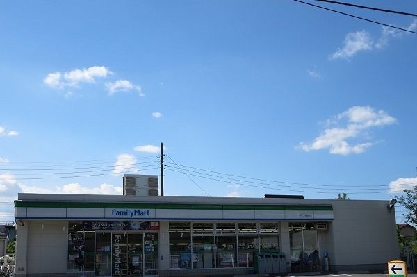 近くのファミリーマートまで750m(徒歩10分)