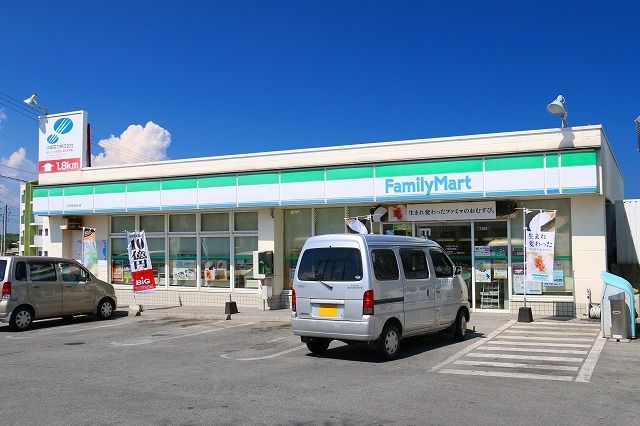 近くのファミリーマート川原団地前店まで650m（徒歩9分）