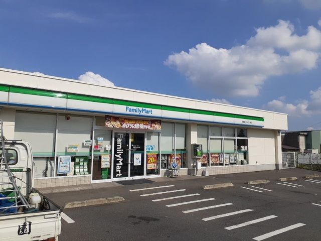 近くのファミリーマート前橋富士見原之まで1,300m（徒歩17分）