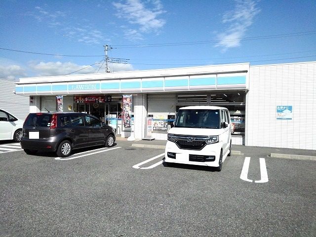 近くのローソン韮崎富士見一丁目店まで300m（徒歩4分）