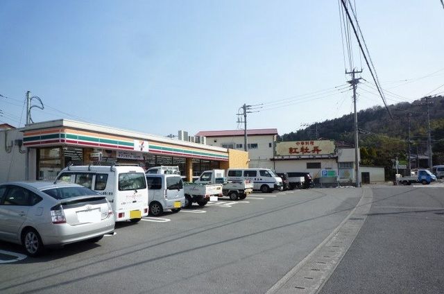 近くのセブンイレブン伊東吉田店まで500m（徒歩7分）