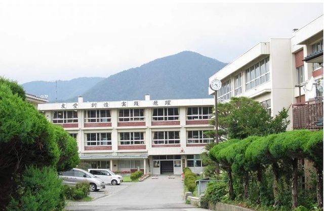 近くの明見中学校まで500m(徒歩7分)