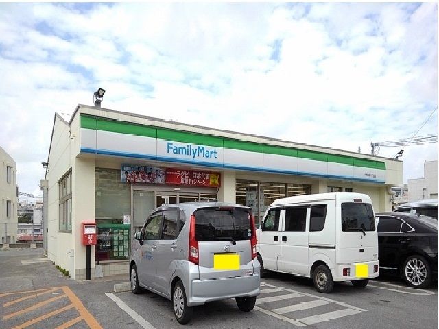近くのファミマ沖縄胡屋6丁目店まで500m（徒歩7分）