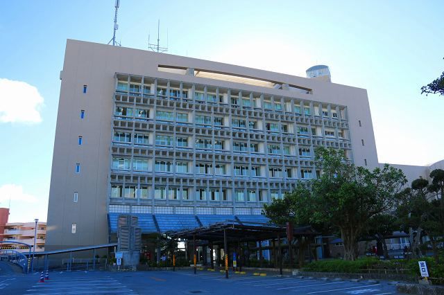 近くの沖縄市役所まで1,300m（徒歩17分）