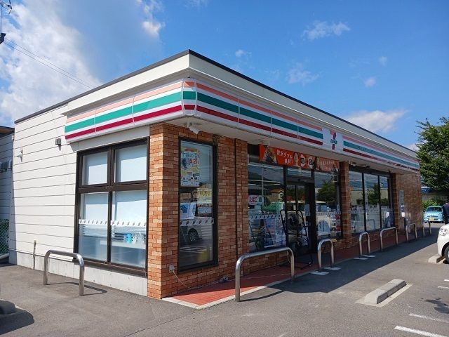 近くのセブンイレブン戸倉内川店まで550m（徒歩7分）
