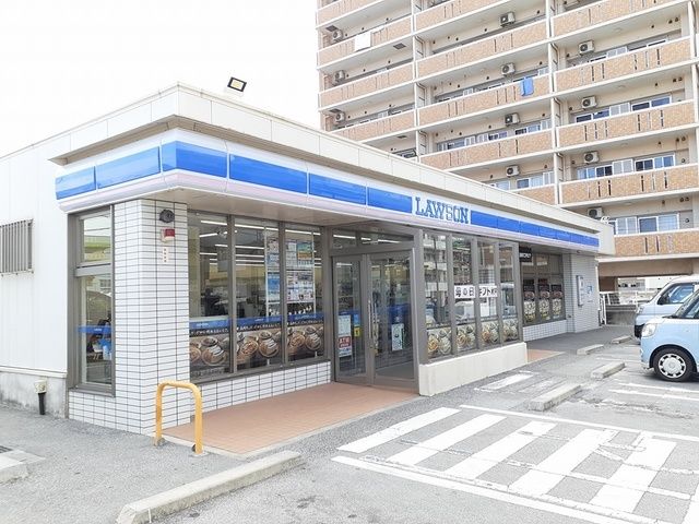 近くのローソン中城南小学校前店まで410m（徒歩6分）