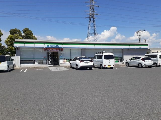 近くのファミリーマート水島亀島店まで300m（徒歩4分）