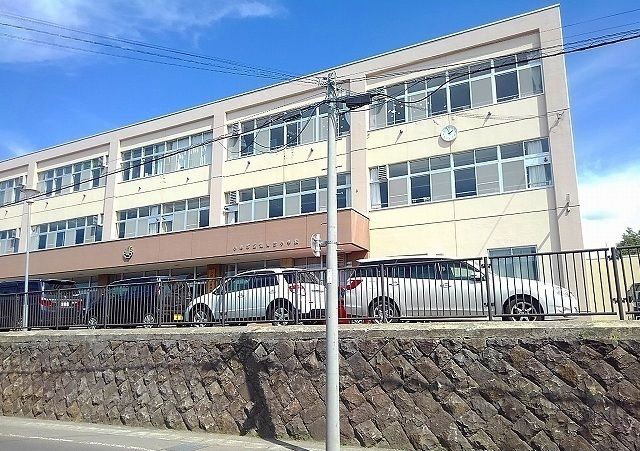 近くの潮見台小学校まで180m（徒歩3分）
