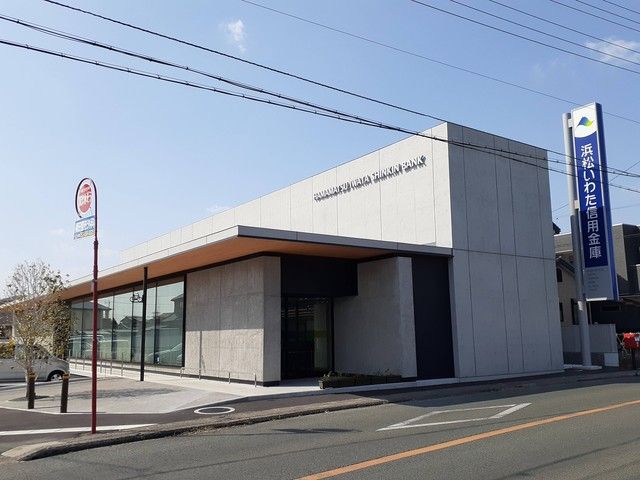 近くの浜松いわた信用金庫西ヶ崎小松店まで166m（徒歩3分）