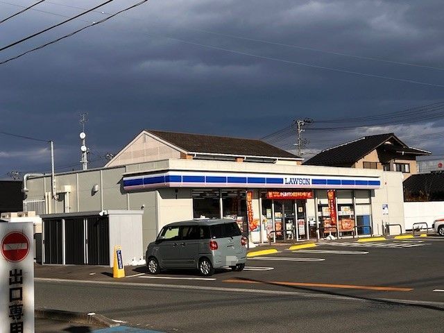 近くのローソン相馬中村北町店まで500m（徒歩7分）
