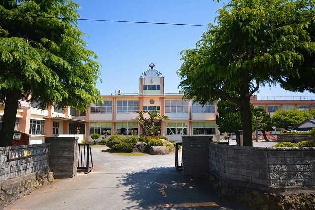 近くの椎田小学校まで1,100m（徒歩14分）