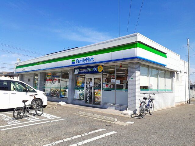 近くのファミリーマート東深津町店まで500m（徒歩7分）