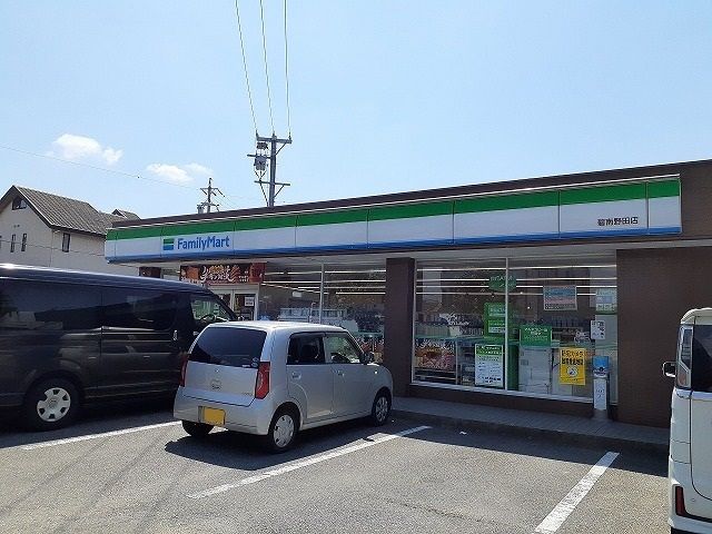 近くのファミリーマートまで322m（徒歩5分）