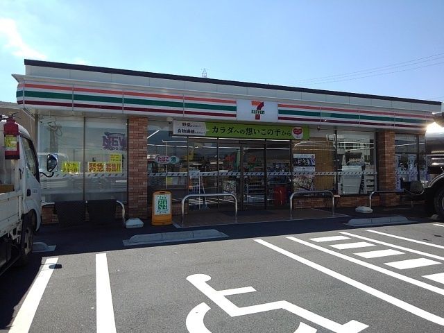 近くのコンビニまで550m（徒歩7分）