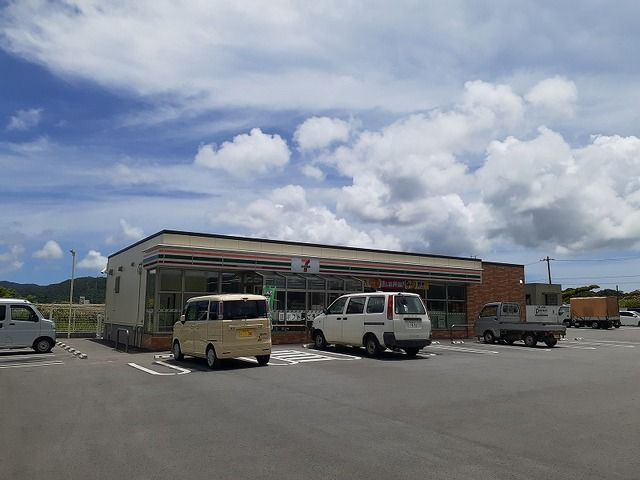 近くのセブン名護呉我店まで750m（徒歩10分）