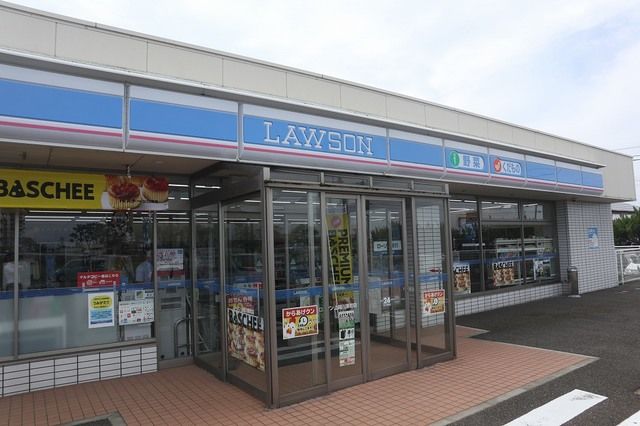 近くのローソン川原町店まで400m（徒歩5分）