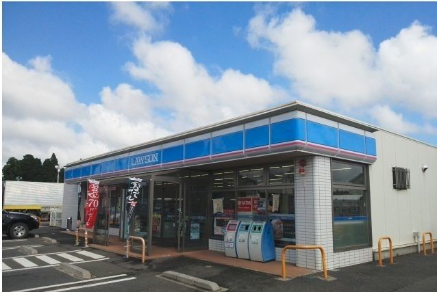 近くのローソン富里獅子穴店まで180m（徒歩3分）