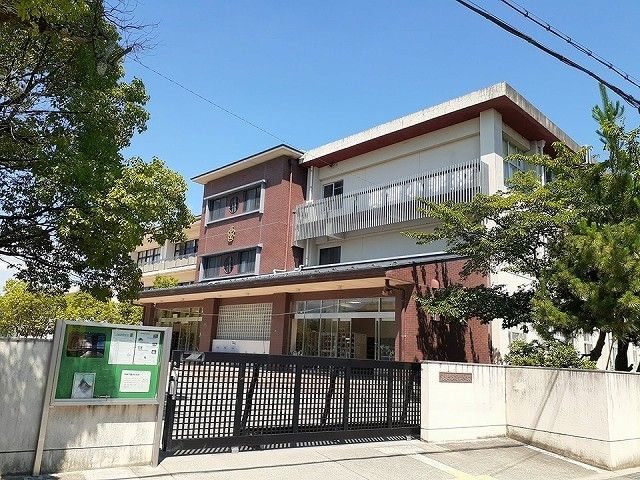 近くの高宮小学校まで650m（徒歩9分）