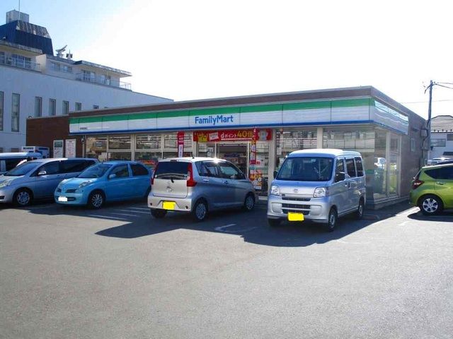 近くのファミリーマートまで200m（徒歩3分）