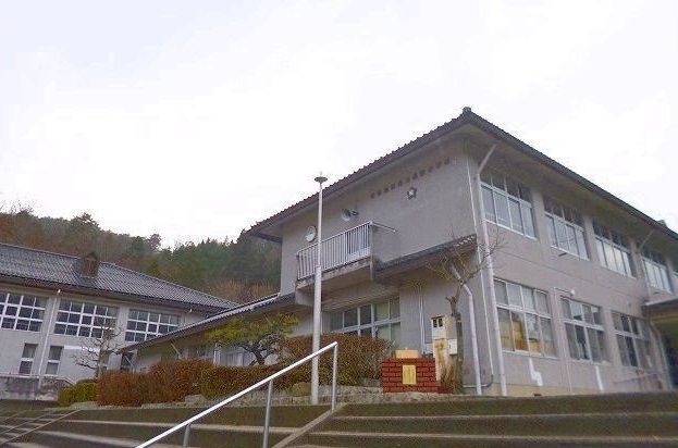 近くの根野小学校まで350m（徒歩5分）