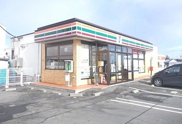 近くのコンビニまで900m（徒歩12分）